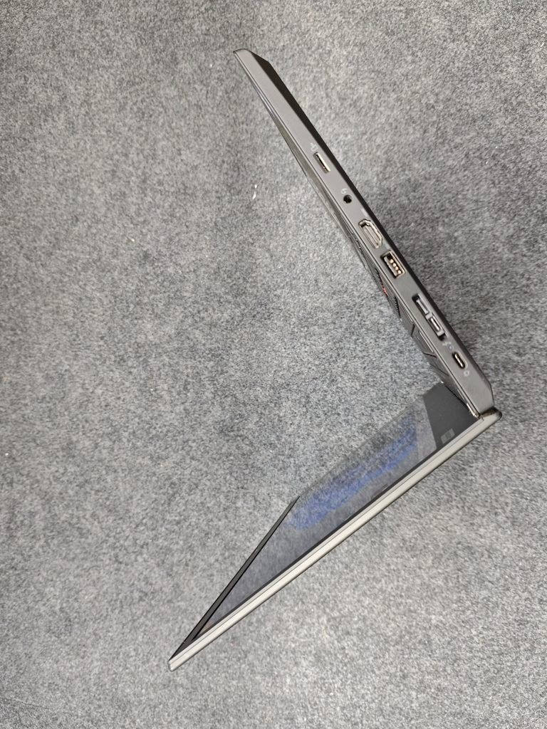 Lenovo ThinkPad P14s Gen 2 left side port photo