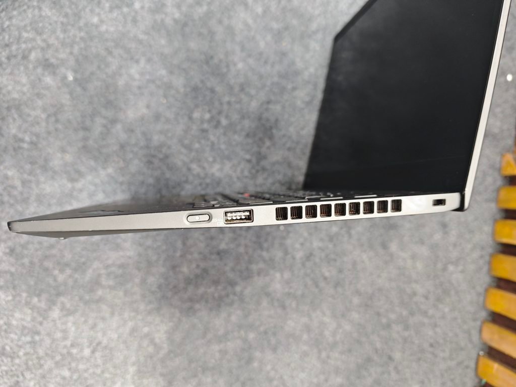 Lenovo ThinkPad X1 Carbon Gen 7 power button and external button photos
