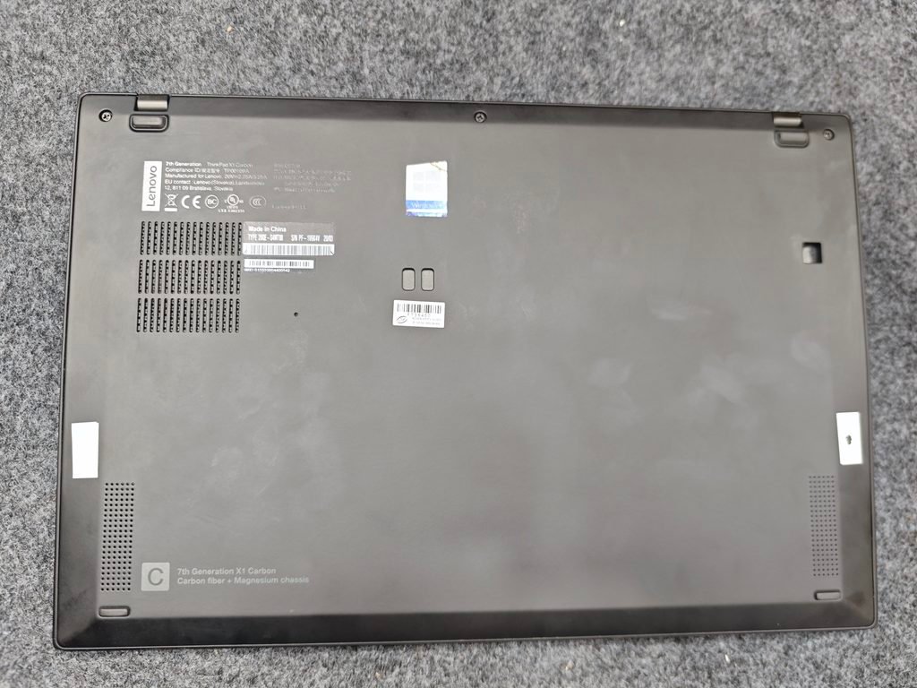 Lenovo ThinkPad X1 Carbon Gen 7 backside photos