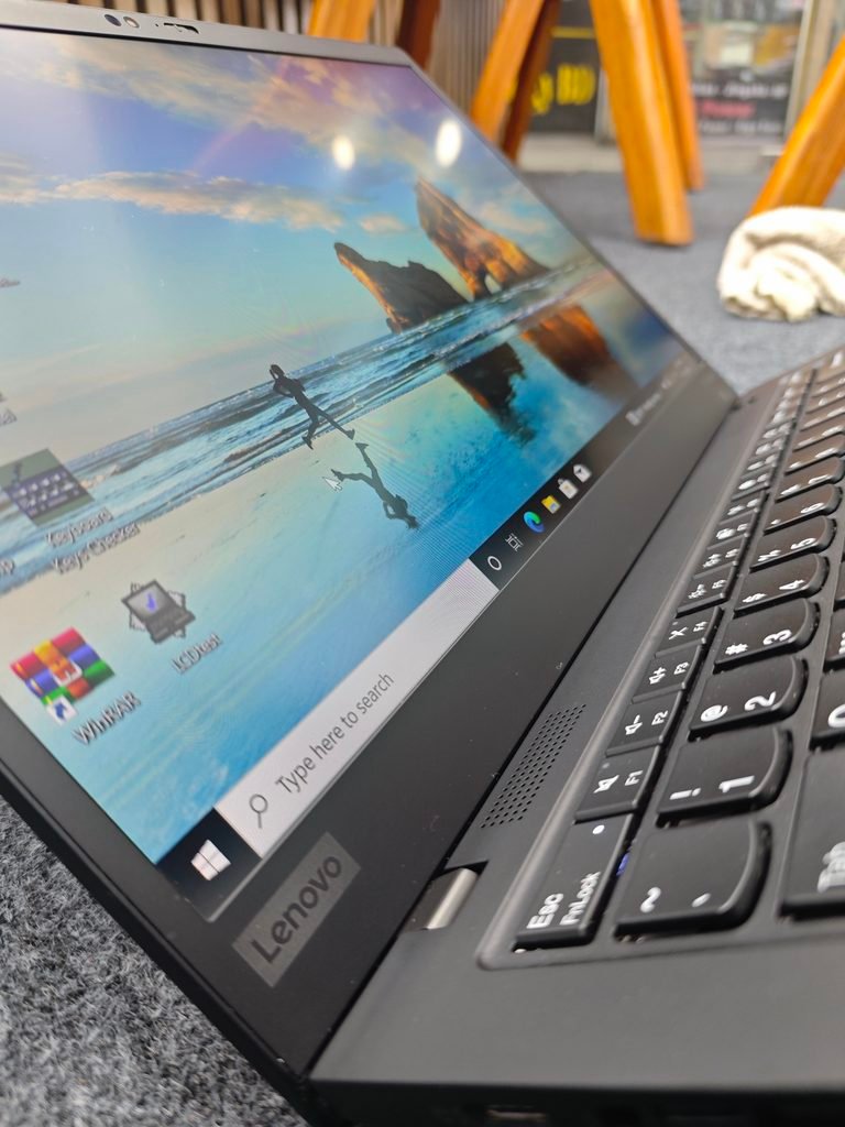 Lenovo ThinkPad X1 Carbon Gen 7 left side photo look