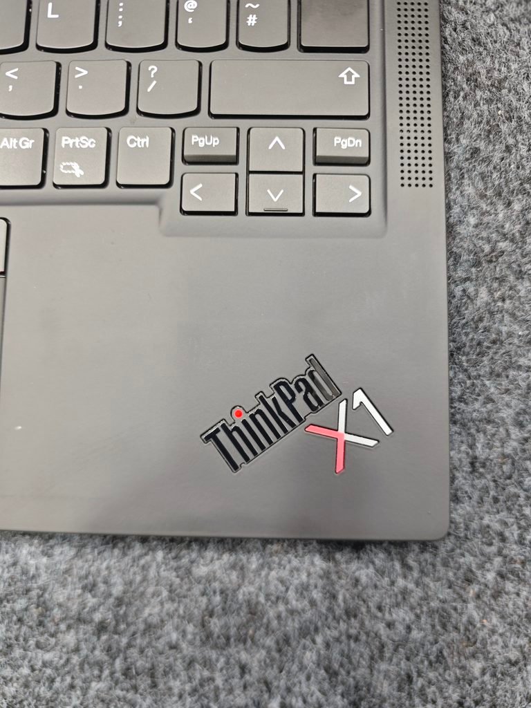 Lenovo Thinkpad X1 Carbon Front logo look